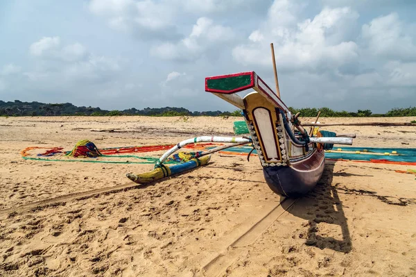 Fischerboot Bunte Fischernetze Und Schwimmer Der Küste Sri Lankas — Stockfoto