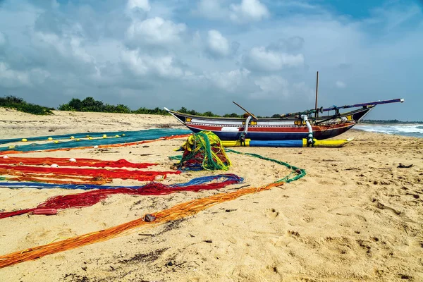 Łódka Rybacka Sieć Rybacka Wybrzeżu Przypływu Sri Lanka — Zdjęcie stockowe