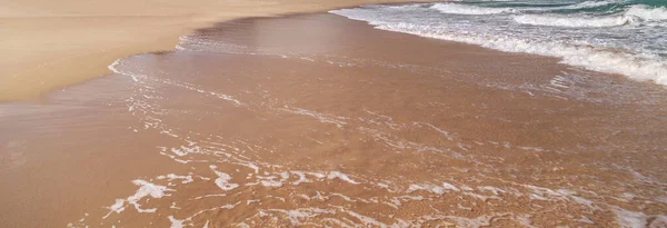 Spiaggia Sabbia Tropicale Con Onde Morbide Oceano Copia Spazio Panorama — Foto Stock