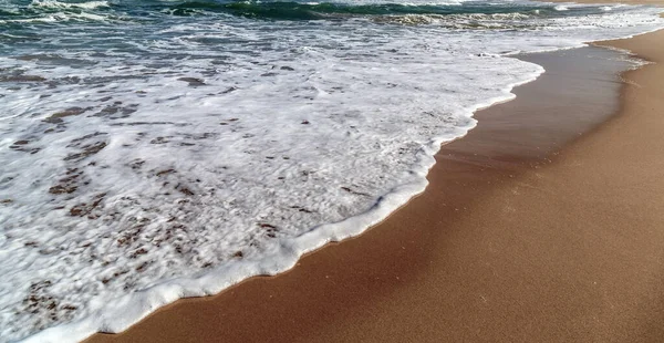 Piękna Tropikalna Plaża Miękką Falą Morze Panorama Wybrzeża — Zdjęcie stockowe