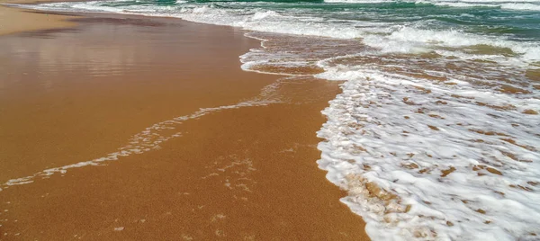 Піщаному Пляжі Піщаному Узбережжі Мальовнича Яка Хвиля Низьким Припливом — стокове фото