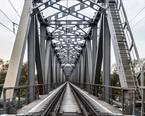 Eisenbahnbrücke Aus Metall Eisenbahnreisen Eisenbahntourismus — Stockfoto