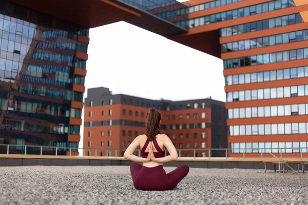 在城市的瑜伽 — 图库照片