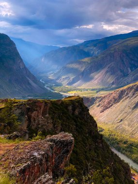 Güneş ışığıyla güzel dağ manzarası Kara bulutları fırlatır