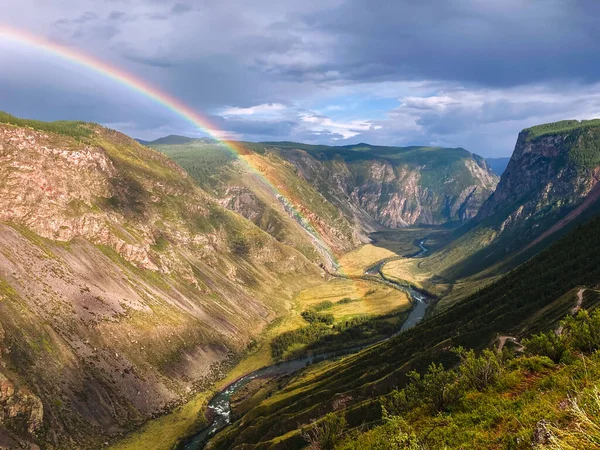 美丽的风景与彩虹在群山中 图库图片
