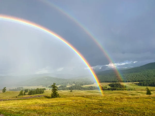 Doppelter Regenbogen Auf Dem Land Stockbild