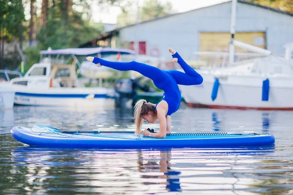 Bella Donna Che Yoga Sul Sup — Foto Stock