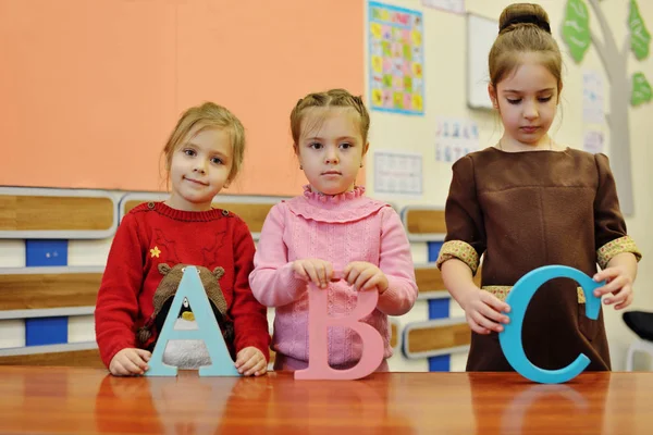 Três Felizes Preschollers Meninas Com Letras Sala Aula — Fotografia de Stock