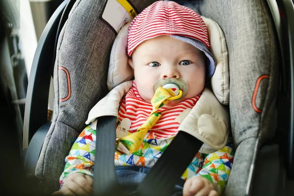 車の座席で車で新生児の輸送 — ストック写真