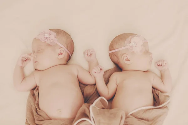 Dulce Gemelos Niñas Están Durmiendo Cama — Foto de Stock