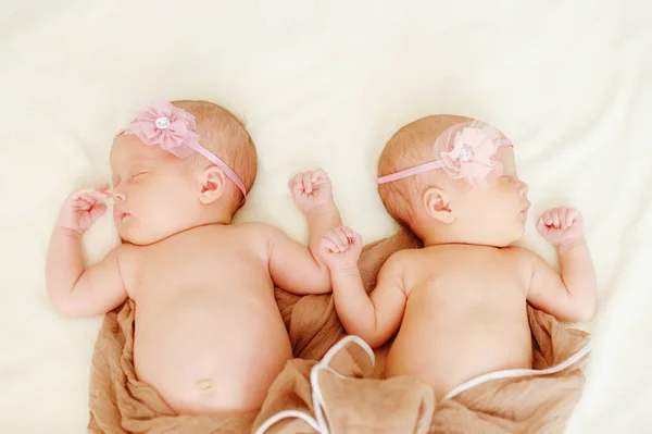Söta Tvillingar Tjejer Sover Sängen — Stockfoto