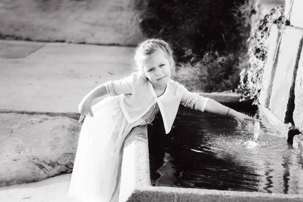 Adorable Niña Vestido Princesa Cerca Fuente Aire Libre — Foto de Stock