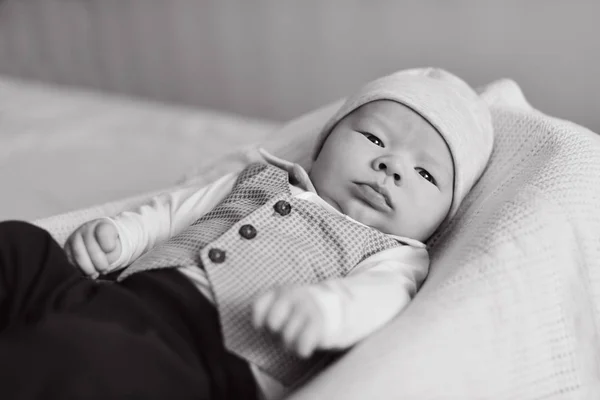 Pequeño Caballero Recién Nacido Con Camisa Chaleco — Foto de Stock