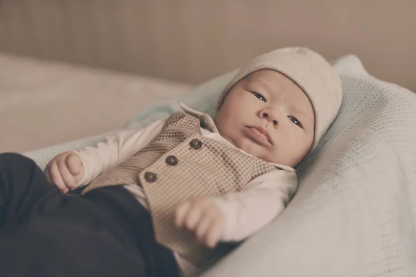 Yeni Doğmuş Küçük Bir Beyefendi Küçük Bir Gömlek Yelek Giyiyor — Stok fotoğraf