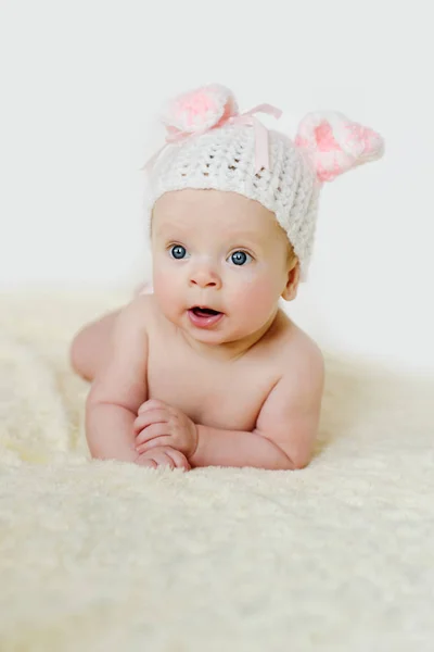 Schattig Babymeisje Dragen Van Gebreide Muts Met Oren — Stockfoto