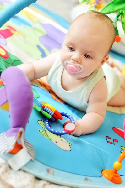 Dulce Bebé Jugando Juguetes Alfombra — Foto de Stock