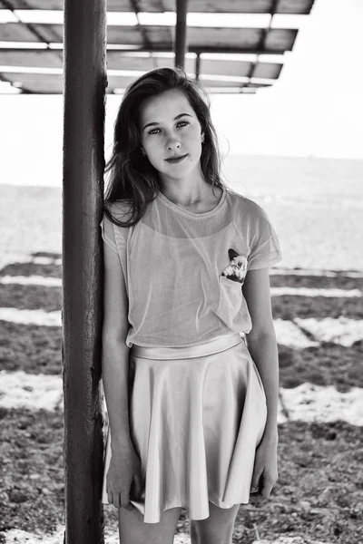 Été Adolescent Fille Debout Sur Plage — Photo