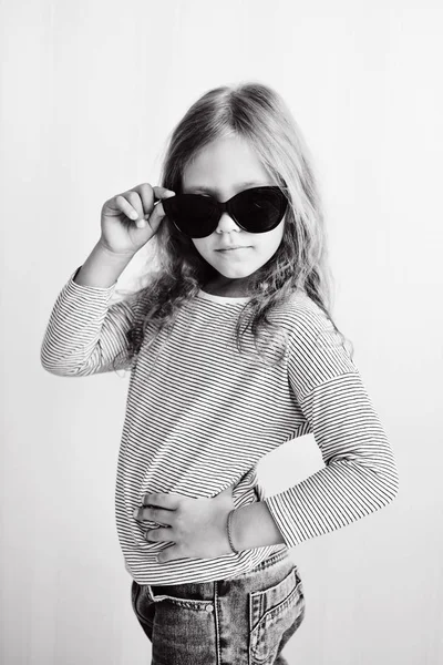 Sevimli ve güzel küçük kız portresi