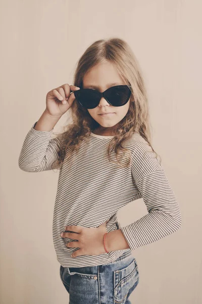 Sevimli ve güzel küçük kız portresi