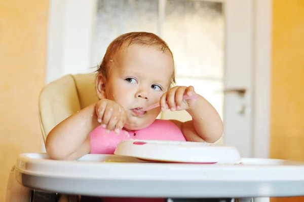 Bébé Mange Ses Propres Mains — Photo