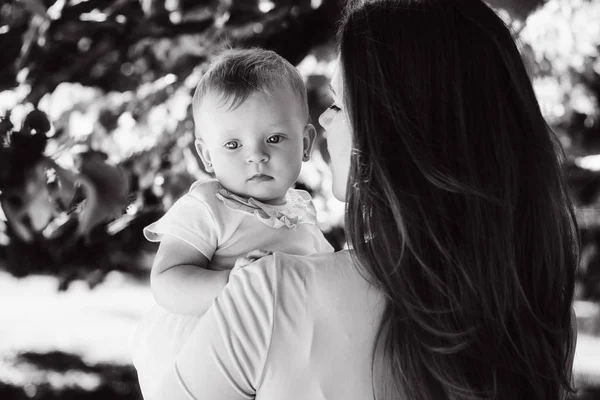 Dolce Bambina Sulle Mani Della Madre — Foto Stock