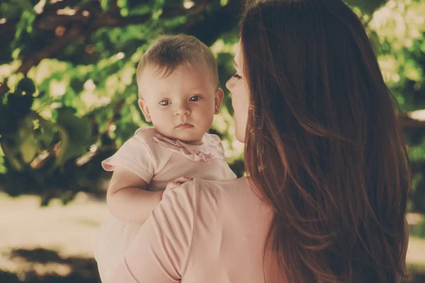 Lieve Babymeisje Handen Van Moeder — Stockfoto