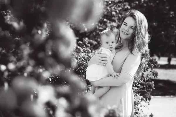 Jonge Vrouw Met Een Meisje Van Baby Tuin Van Rozen — Stockfoto