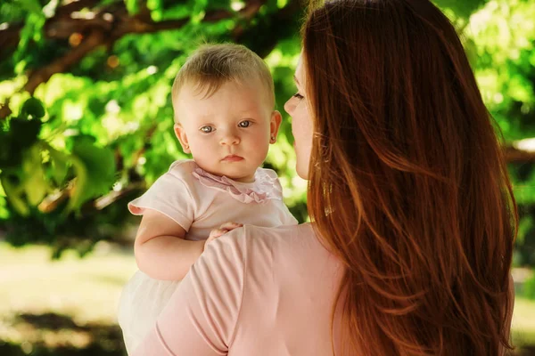 Doce Bebê Menina Mãe Mãos — Fotografia de Stock