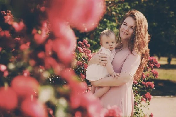 Mujer Joven Con Una Niña Jardín Rosas — Foto de Stock