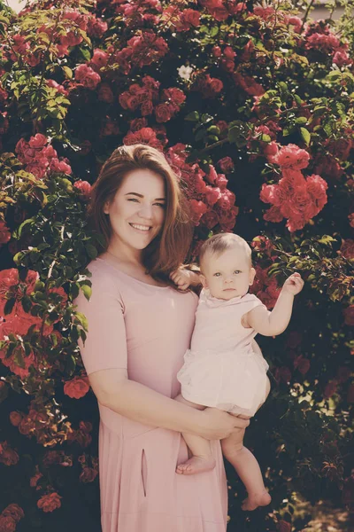 Frau Mit Baby Der Nähe Der Rosenbüsche — Stockfoto