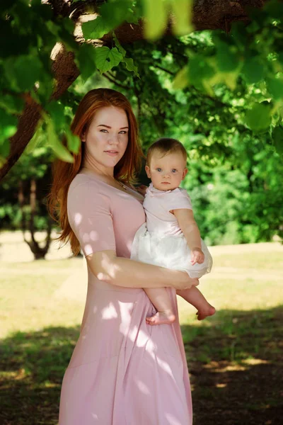 Roodharige Jonge Vrouw Met Een Meisje Van Baby Het Park — Stockfoto