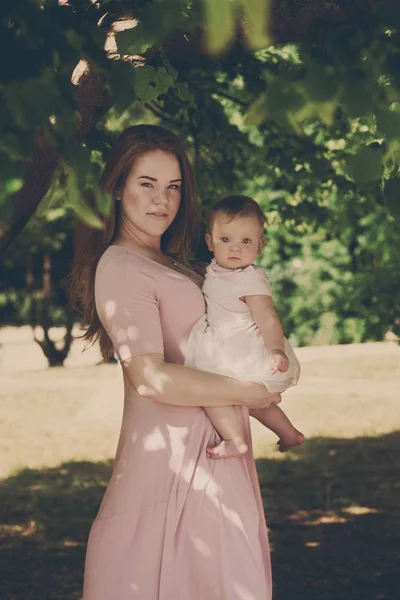 Roodharige Jonge Vrouw Met Een Meisje Van Baby Het Park — Stockfoto