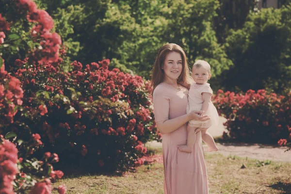 Familia Feliz Jardín Rosas Flor — Foto de Stock