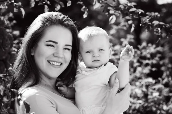 Jonge Vrouw Met Een Meisje Van Baby Tuin Van Rozen — Stockfoto