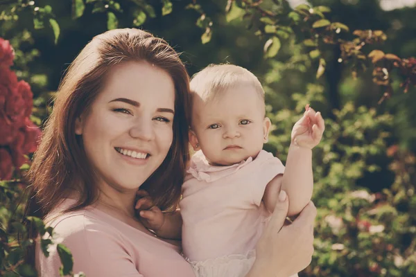 Nuori Nainen Vauva Tyttö Ruusut Puutarhassa — kuvapankkivalokuva