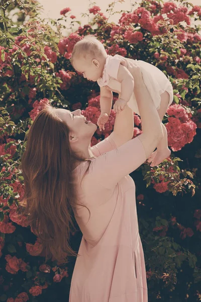 Famiglia Felice Nel Giardino Delle Rose Fiore — Foto Stock