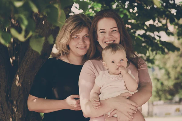 Tre Generazioni Bambino Madre Nonna Nel Parco — Foto Stock