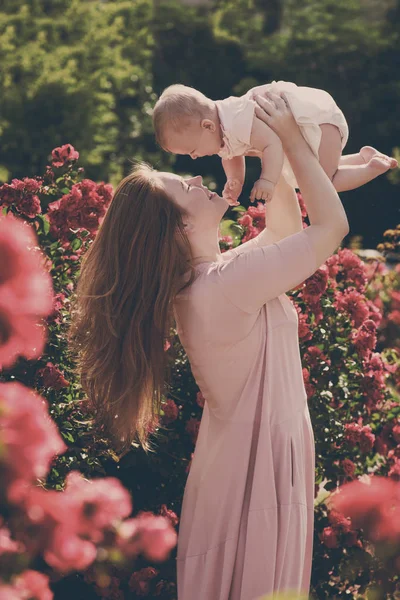 Famiglia Felice Nel Giardino Delle Rose Fiore — Foto Stock
