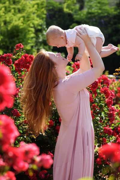 Familia Feliz Jardín Rosas Flor — Foto de Stock