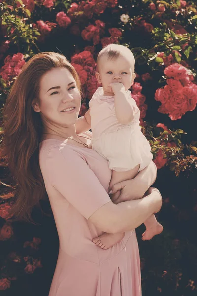 Mutlu Anne Bebek Kız Çiçek Bahçesinde — Stok fotoğraf
