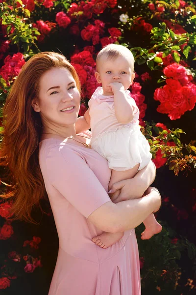 Boldog Anya Kislány Virág Kertben — Stock Fotó