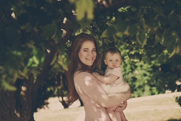 Rossa Giovane Donna Con Una Bambina Nel Parco — Foto Stock