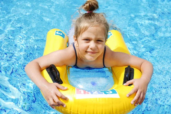 Όμορφο Κοριτσάκι Κολύμπι Στην Πισίνα — Φωτογραφία Αρχείου