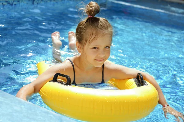 Prettty Menina Nadando Piscina — Fotografia de Stock