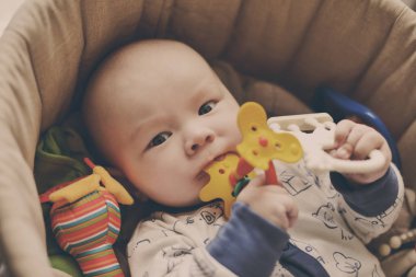 Bebek beşikte bağcıklı oyuncak