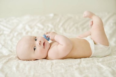 Sevimli bebek bebek çocuk bezi yatağa