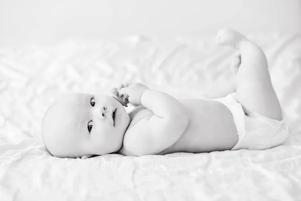Bebê Bonito Menino Usando Fralda Cama — Fotografia de Stock