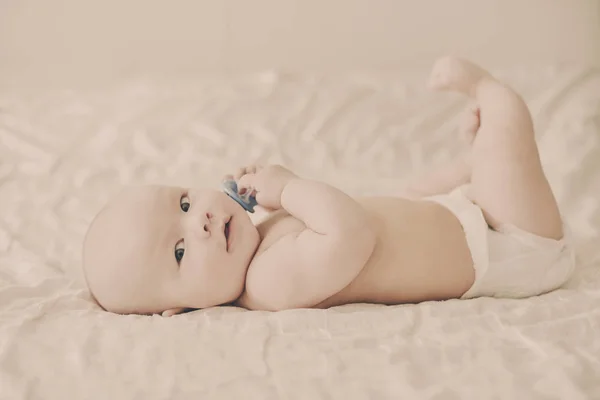 Χαριτωμένο Μωρό Φοράει Πάνα Στο Κρεβάτι Βρεφικό Αγόρι — Φωτογραφία Αρχείου