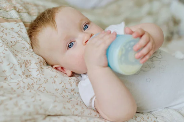 Bebé Con Biberón —  Fotos de Stock