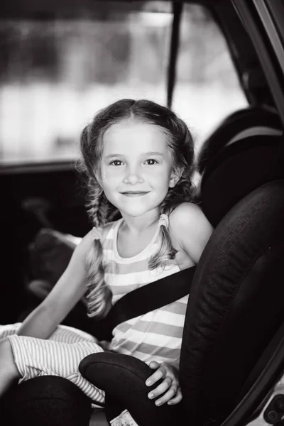 Bambina Nel Seggiolino Auto Estate — Foto Stock